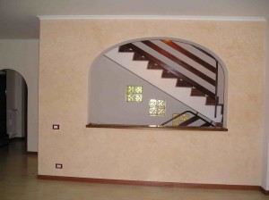 Arco spatolato e ringhiera in finto legno